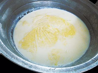 沸かしたミルクに浮いた皮膜