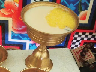 ミルク茶にバターを浮かせている