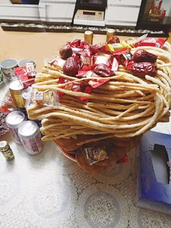 飴などがたくさん載せられた揚げ菓子