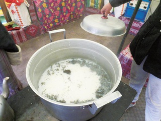 大鍋で沸かすミルク茶