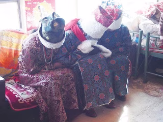 中央が花嫁、両脇が介添人