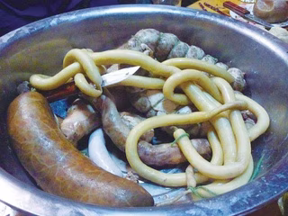 細長く白っぽいのが小麦粉入りの腸詰め