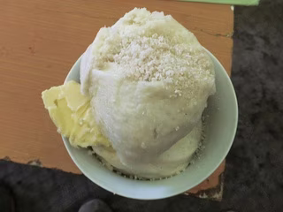 蒸しパンにバターと乾燥チーズ、砂糖をかけた状態