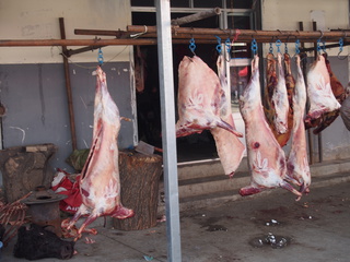 県都の肉屋で売られている羊肉