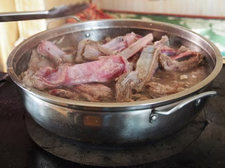 骨付き肉をゆでているところ
