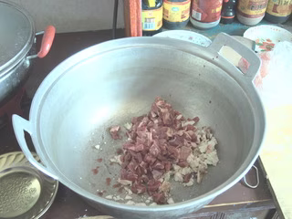 肉と脂肪をさっと炒める