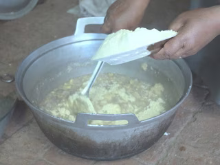 火からおろして豆粉をたっぷり投入する