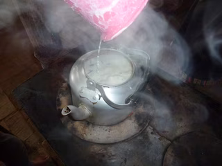 やかんで沸かすミルク茶