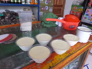 町の小売店で販売されている手作りヨーグルト