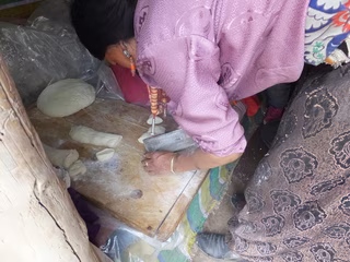 小麦粉を練って生地を作る