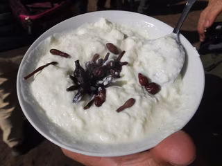 ゆでたトマ芋をのせて食べる