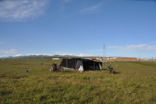 県都近くの草原に夏の一時期だけ張られた黒テント