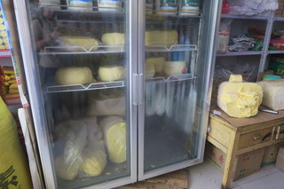 小売店の店頭で販売されているバター