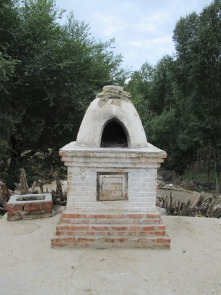 町暮らしの人の家の庭に設けられた香炉台